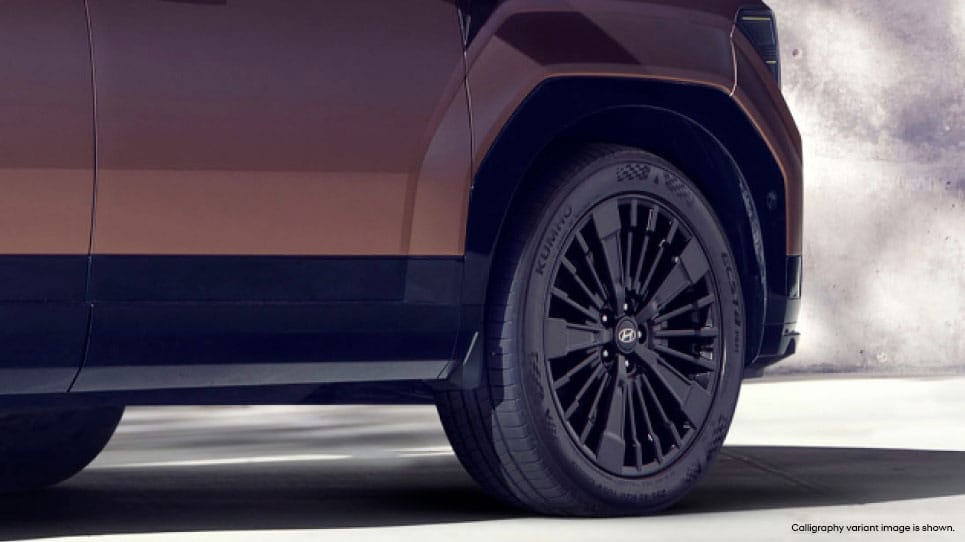 Hyundai Santa Fe 20-inch alloy wheel